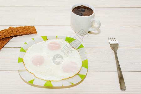 三个鸡蛋和一杯热咖啡的早餐图片
