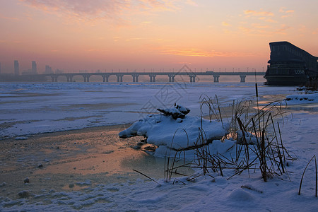 Dnipro河左岸Dniper的清晨景象图片