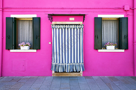 意大利威尼斯Burano岛的粉红屋前方图片