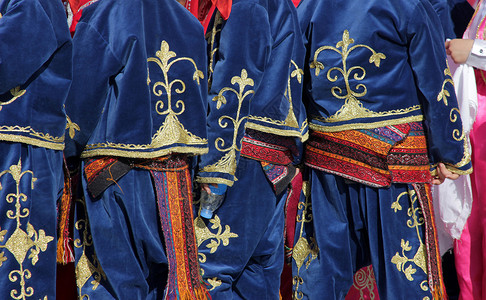 身着传统服装的土耳其舞者图片