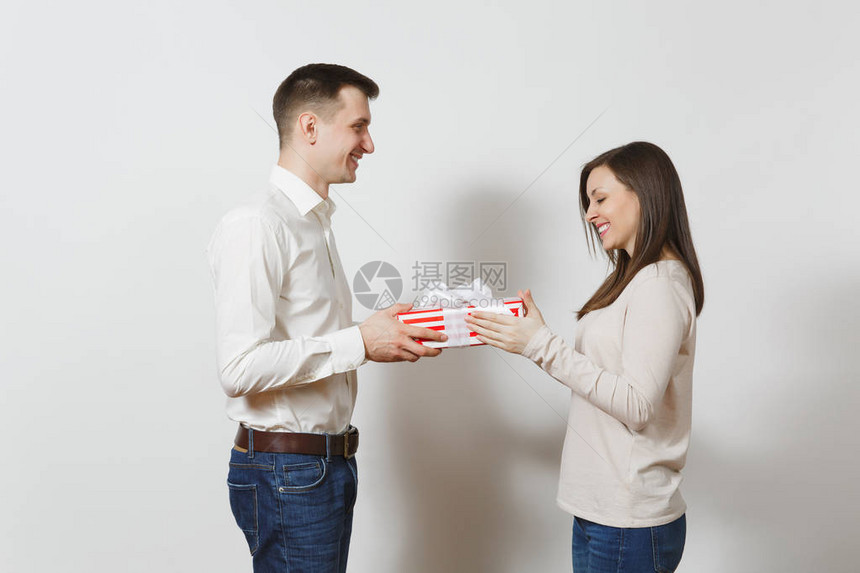 可爱的热恋中的情侣男人给女人礼物盒与孤立的白色背景上的礼物复制广告空间圣情人节国际妇女节生图片
