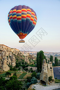 热气球在卡帕多西亚土耳其歌雷米的岩石景观图片