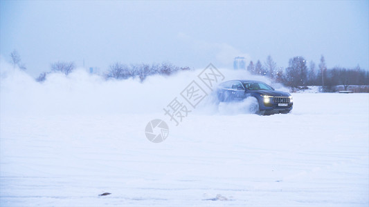 汽车在城外的雪路上开车大在图片