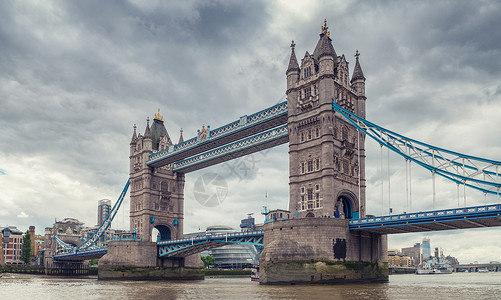 在阴天与雷暴天空在伦敦查看泰晤士河的塔桥非常适合网图片