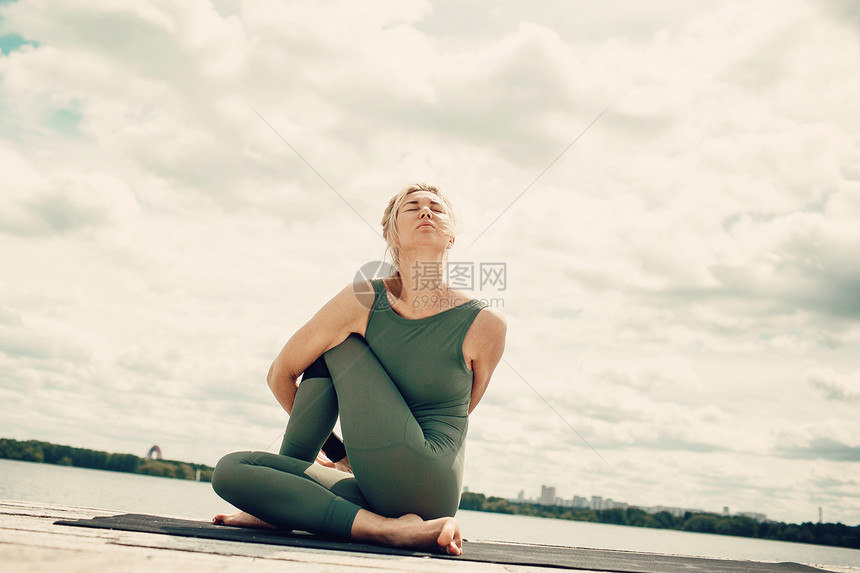 体式的瑜伽女人图片