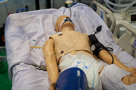 用于培训医学生的具有人工通气下降计数器和血压监测器的医院病床上医疗图片
