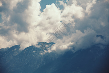 夏天在意大利的加尔达湖上暴风雨中山岳高山在图片