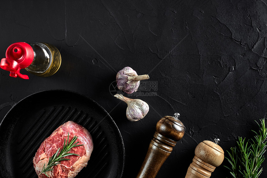 新鲜生肉牛肉汤德罗林和大理石牛排图片