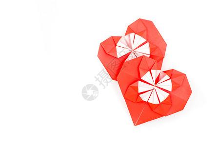 情人节两个红色折纸红心在白色图片