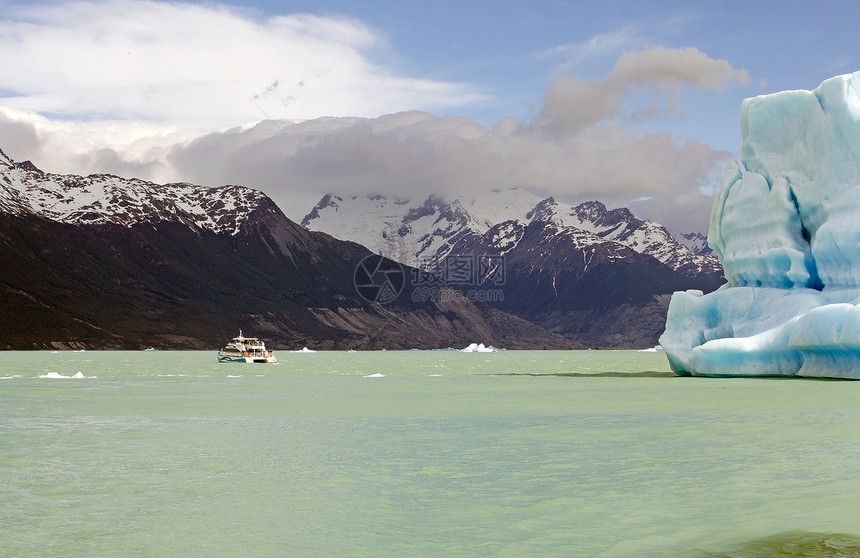 旅游船和冰山在阿根廷湖图片