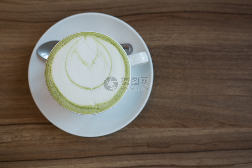 热抹茶绿拿铁咖啡白杯牛奶顶视图图片