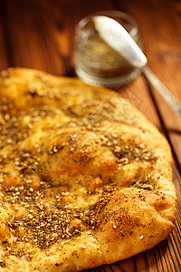 Zaatar香料与naan面包混合由百里香芝麻盐漆树牛至小茴香茴香籽和马郁兰制成的传背景图片