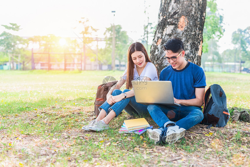 两位亚洲青年大学生讨论关于笔记本电脑测试的家庭作业和期末考试教育和友谊的概念幸福和的概念恋图片