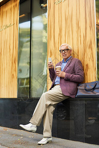 潮流的老年男子在户外放松图片