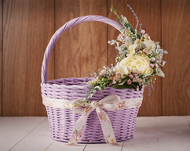柳条设计师篮子装饰着花艺庆祝盛宴图片