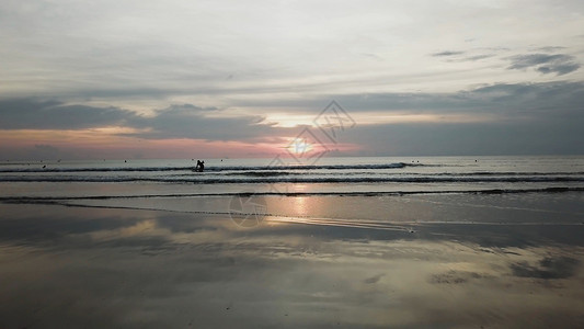 海洋岸和沙滩上的金色日落视频图片