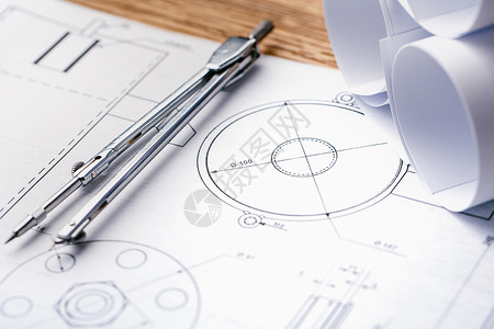 建筑蓝图和蓝图卷以及工作台上的绘图工具图片