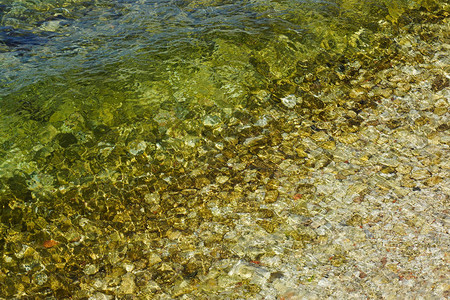 清澈的水和岩底的纹理透明的海图片