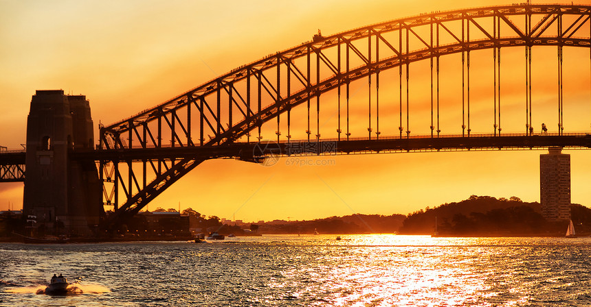 在澳大利亚悉尼湾和日出中的大桥图片