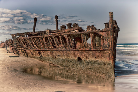古老的生锈和损坏的船以及海洋中的腐蚀图片