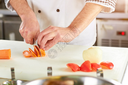 厨师用刀切胡萝卜厨师手用刀切片动作图片