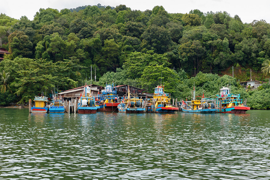 马来西亚Pangkor岛村附近渔船马来图片