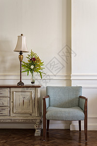 室内光蓝扶手椅和奶油老旧的侧边栏背景图片