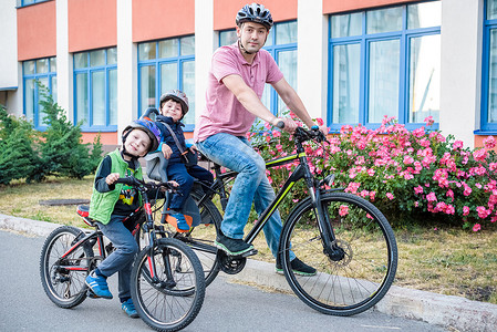 家庭骑自行车图片