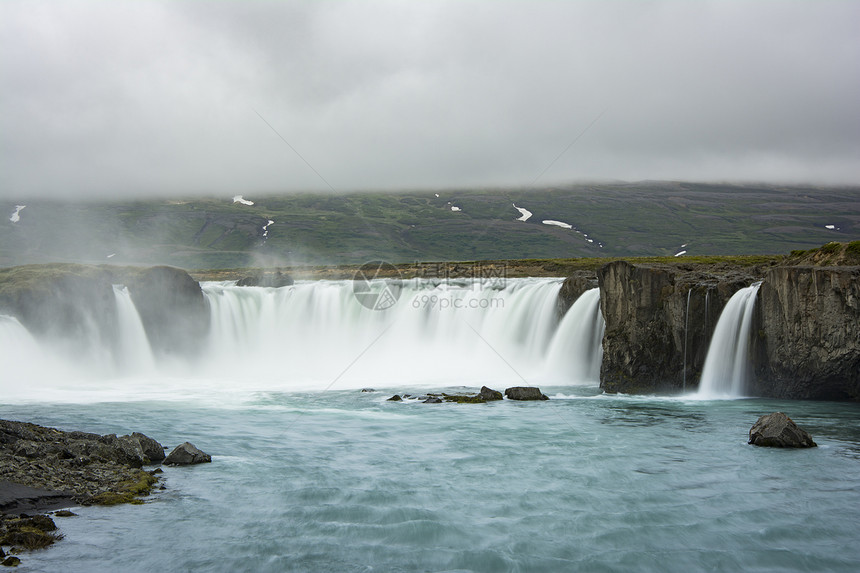 冰岛北部美丽的果达斯瀑布缓慢的闭塞速图片