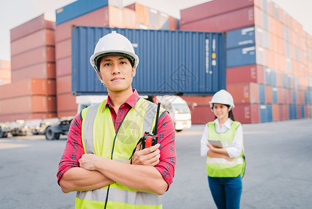 工头控制装载集装箱货物和流出口进口行业的工作人员图片
