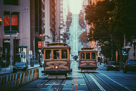 历史悠久的传统缆车在著名的加州街上骑行的经典景观图片