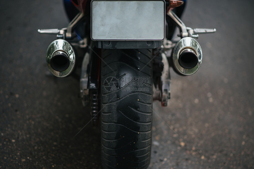 摩托车的后车轮有消音图片