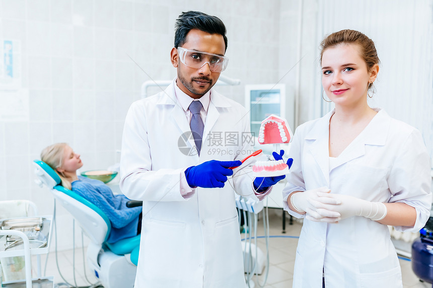 牙科医生病人在诊所图片