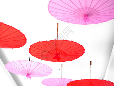 一群红纸和粉红色纸伞背景图片