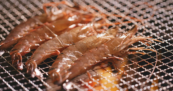 烤网上的烤虾背景图片