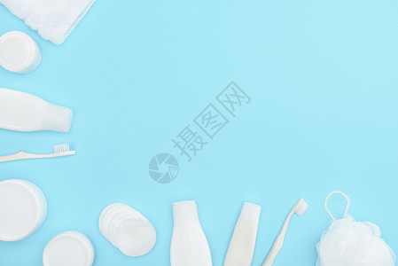 玻璃瓶容器奶霜牙刷海绵和棉网中用蓝色隔绝的浸润液图片