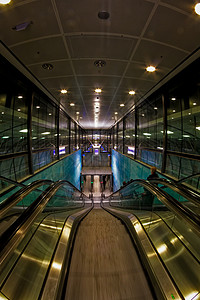 自动扶梯通往在芬兰赫尔辛基机场地下建造的火车站图片
