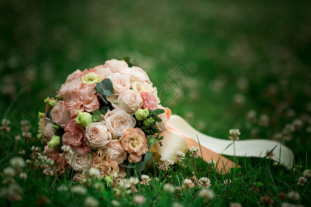 绿色草原背景的多彩新娘花束图片