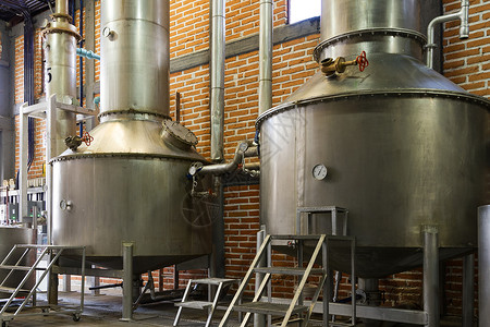 Agave蒸馏厂龙舌兰酒的制作墨图片