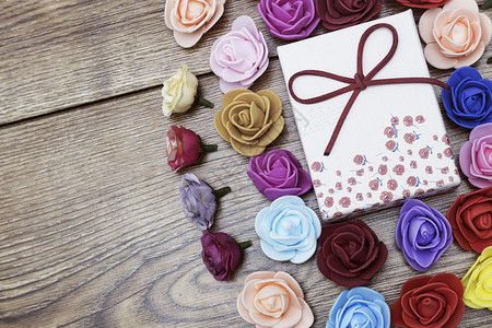 情人节的纪念品礼物盒有一堆玫瑰花图片