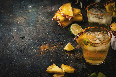 墨西哥饮料辣玛格丽塔鸡尾酒加菠萝茉椒和石灰高清图片