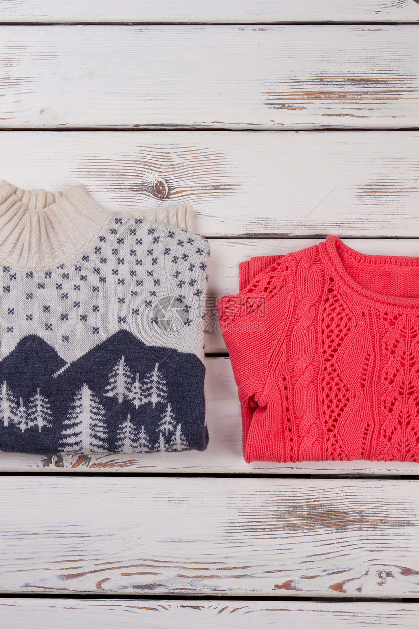 木制的棉毛衣红编织衫和斯堪的纳维亚人图片