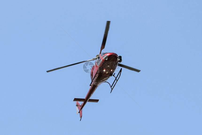 一架红色直升机用相机图片