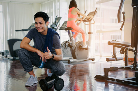 在健身房健美运动员生活方式运动和运动训练概图片