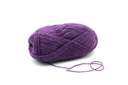 紫色羊毛球用于编织和编织手工艺在白图片
