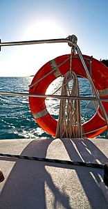 在奥地利海上安全的概念船上有救生图片