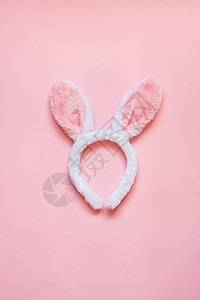 粉红色背景的白毛兔子耳图片