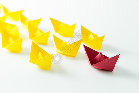 领导理念红纸船在黄船中领先图片