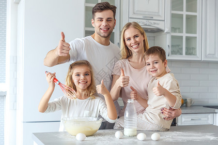年轻的家庭一起做早餐竖起大拇指图片
