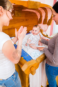 在实践中助产士在产后护理时对新生儿图片